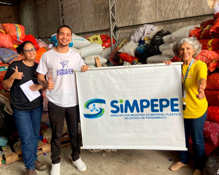 Entrega das tampinhas para reciclagem